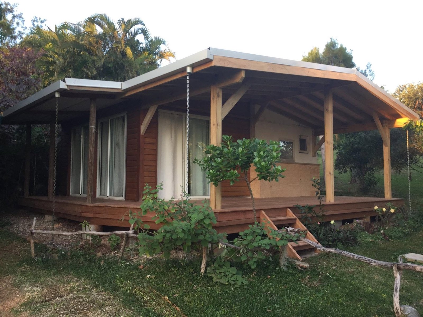 Faré terminé avec bardage et terrasse bois